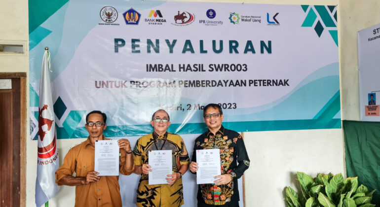 IPB-dan-BWI-Salurkan-Wakaf-Ternak