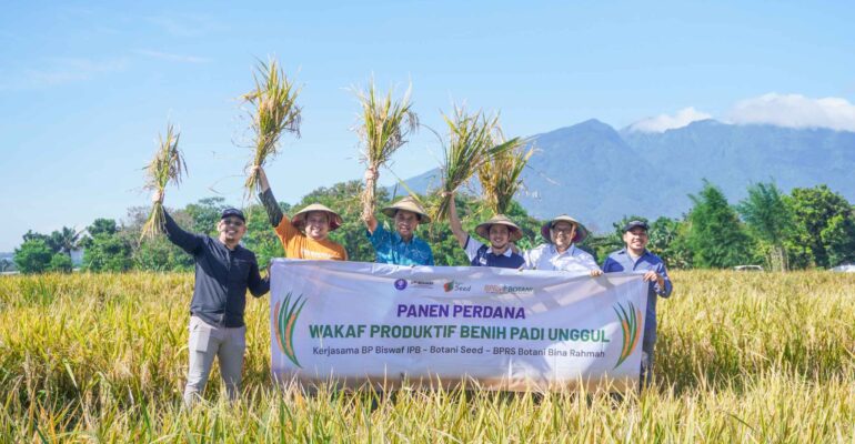 Nazhir-IPB-Lakukan-Panen-Perdana-Wakaf-Produktif-Benih-Padi-Unggul-IPB-3S-dan-IPB-9G