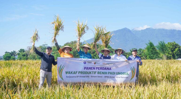 Nazhir-IPB-Lakukan-Panen-Perdana-Wakaf-Produktif-Benih-Padi-Unggul-IPB-3S-dan-IPB-9G